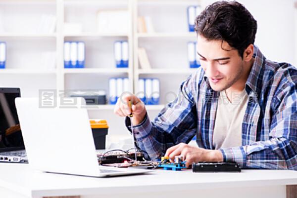 维修车间计算机的专业修理工