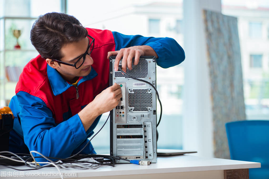 幕后守护者 IT车间计算机维修工的日常与技艺