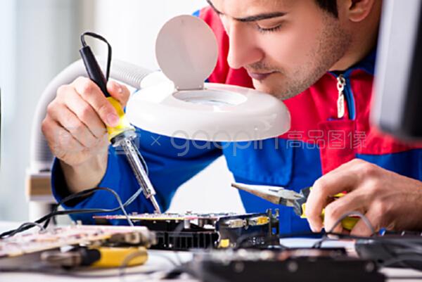 维修车间计算机的专业修理工 关键角色与技能要求